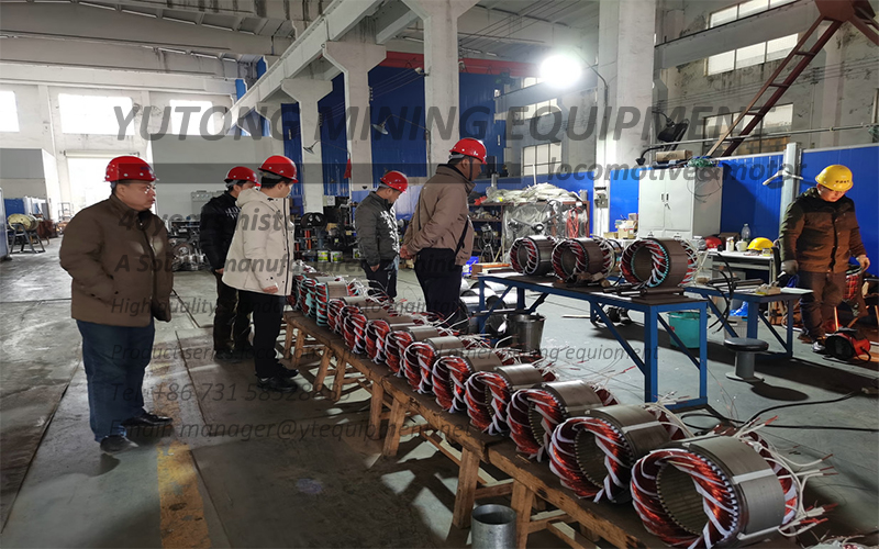 Los clientes de Guangxi acuden a la empresa para personalizar la locomotora eléctrica de frecuencia variable con batería de litio de control remoto no tripulado(图3) 3.jpg