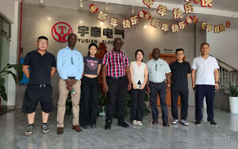 overseas clients visit the locomotive factory 5.jpg