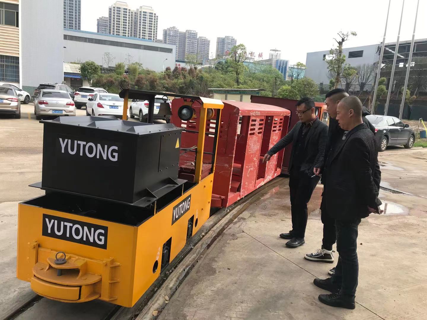 ¡Locomotora de batería de litio y Man-car se entregan con éxito después de la prueba!(图1)
