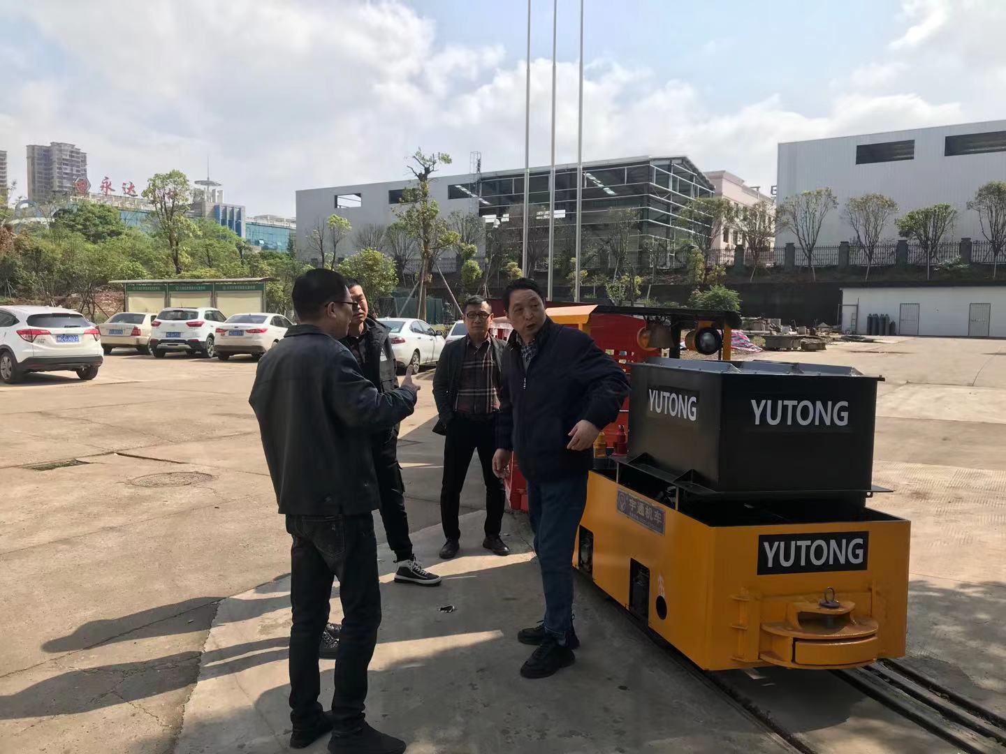 ¡Locomotora de batería de litio y Man-car se entregan con éxito después de la prueba!(图2)
