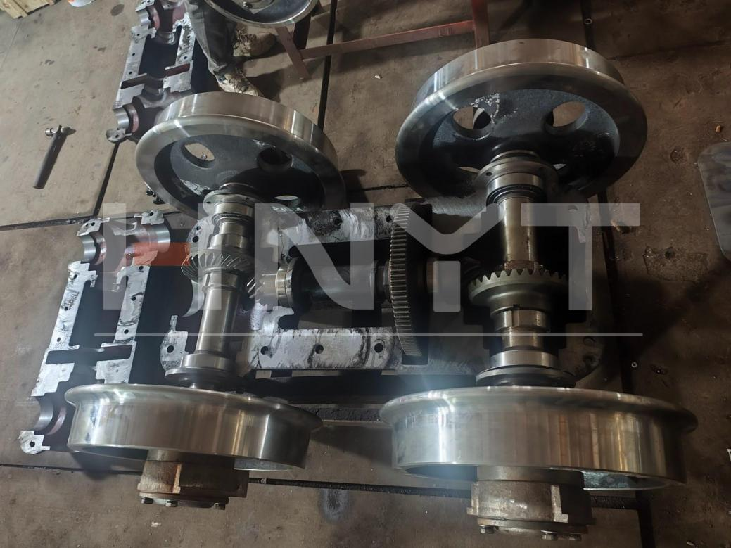 Fabricación de locomotoras mineras a medida: entrega de unidades de 2,5 toneladas con batería de litio para un parque minero de oro(图3) 2.5 ton battery Wheelset and transmission components prepared during production.png