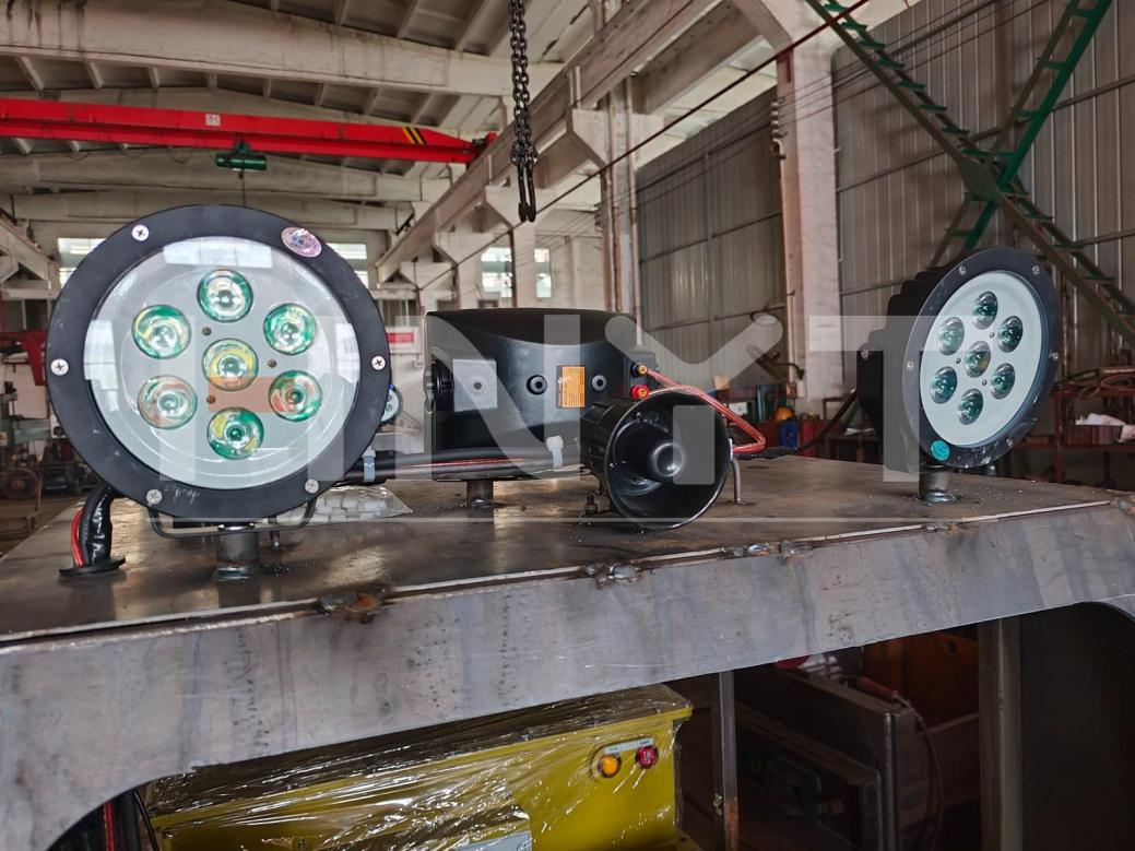 Fabricación de locomotoras mineras a medida: entrega de unidades de 2,5 toneladas con batería de litio para un parque minero de oro(图2) 2.5 ton lithium battery locomotive Headlights and audio components prepared for integration.png