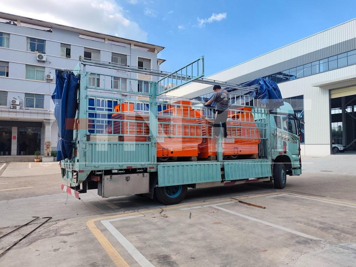 Fabricación de locomotoras mineras a medida: entrega de unidades de 2,5 toneladas con batería de litio para un parque minero de oro(图4) Customized 2.5 ton battery mine locomotives protected and loaded for delivery to the mine park.png
