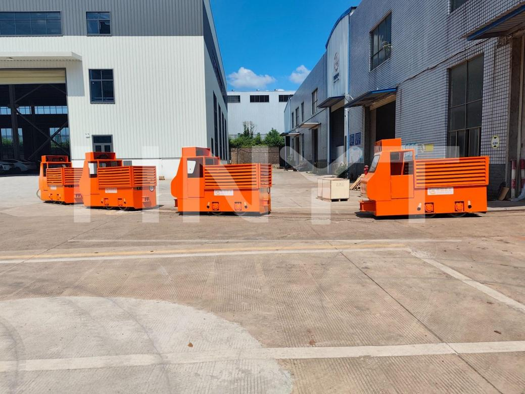 Fabricación de locomotoras mineras a medida: entrega de unidades de 2,5 toneladas con batería de litio para un parque minero de oro(图1) The completed batch of customized 2.5-ton lithium battery locomotives.png